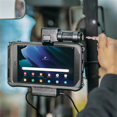 Универсальное крепление для стойки вилочного погрузчика RAM® с круглой пластиной и дополнительными аксессуарами